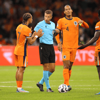 De spelers van het Nederlands elftal beklagen zich bij de scheidsrechter.