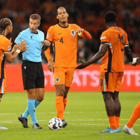 De spelers van het Nederlands elftal beklagen zich bij de scheidsrechter.