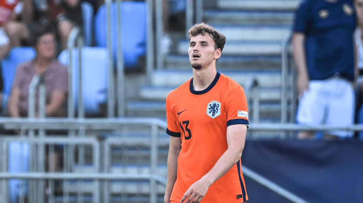 Rav van den Berg in actie voor Jong Oranje