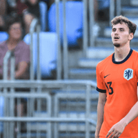 Rav van den Berg in actie voor Jong Oranje