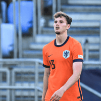 Rav van den Berg in actie voor Jong Oranje