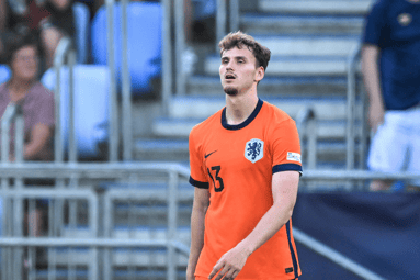 Rav van den Berg in actie voor Jong Oranje