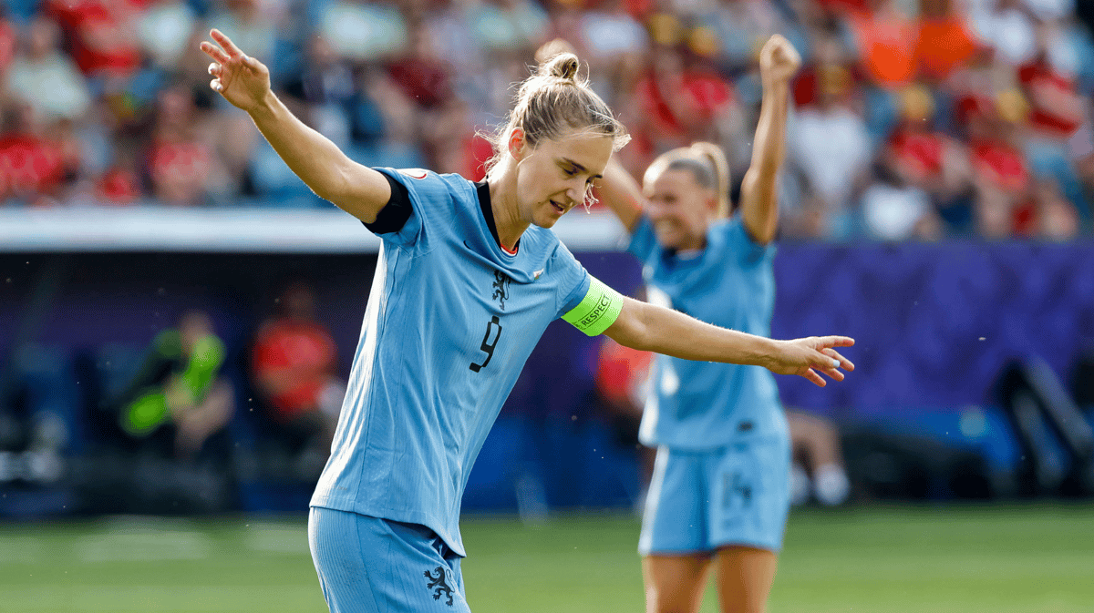 Vivianne Miedema scoort voor de Oranje Leeuwinnen