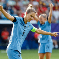 Vivianne Miedema scoort voor de Oranje Leeuwinnen