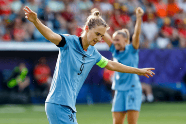 Vivianne Miedema scoort voor de Oranje Leeuwinnen