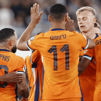 Het Nederlands elftal viert een doelpunt
