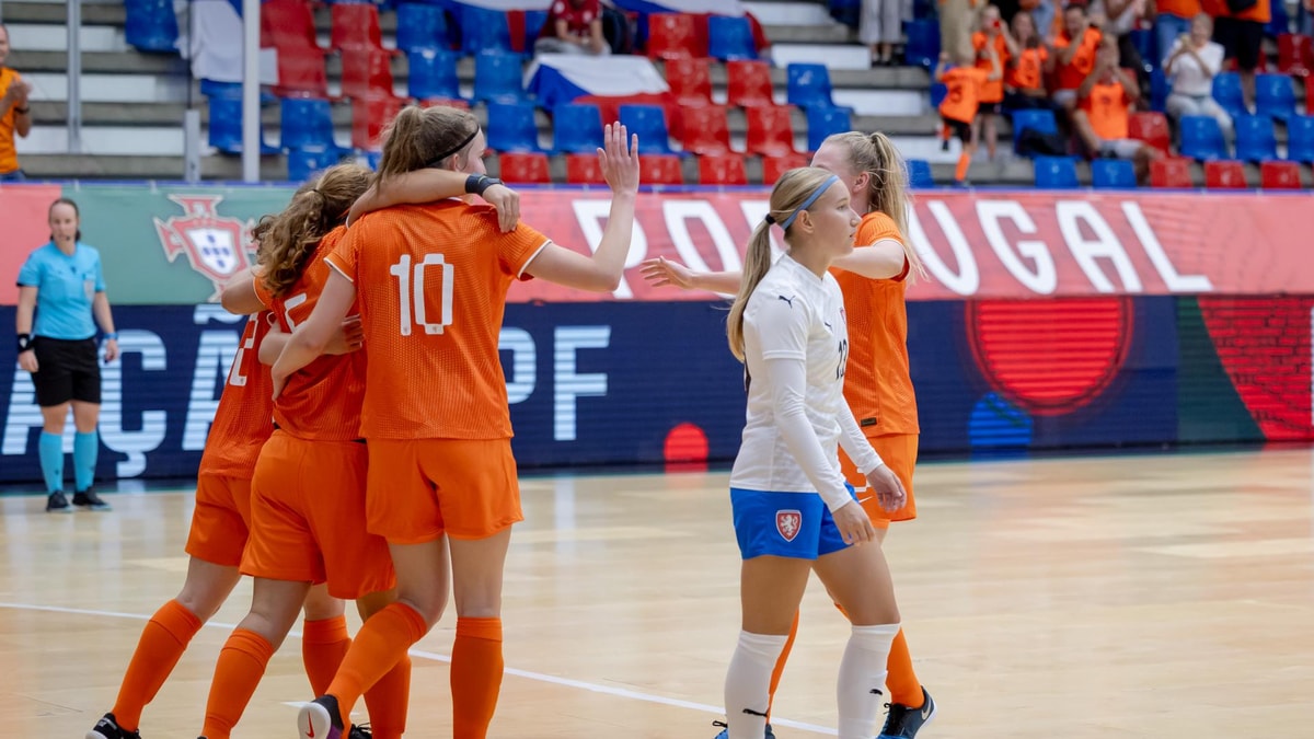 Oranje Futsal Vrouwen sluit de EK-kwalificatie af met een overtuigende 5-1-zege op Tsjechië.Oranje Futsal Vrouwen sluit de EK-kwalificatie af met een overtuigende 5-1-zege op Tsjechië.