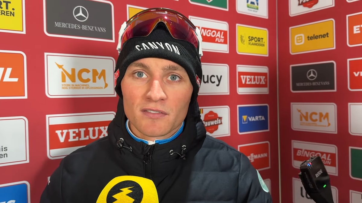 Mathieu van der Poel voor de camera van Wielerflits