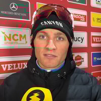 Mathieu van der Poel voor de camera van Wielerflits