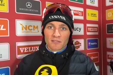 Mathieu van der Poel voor de camera van Wielerflits