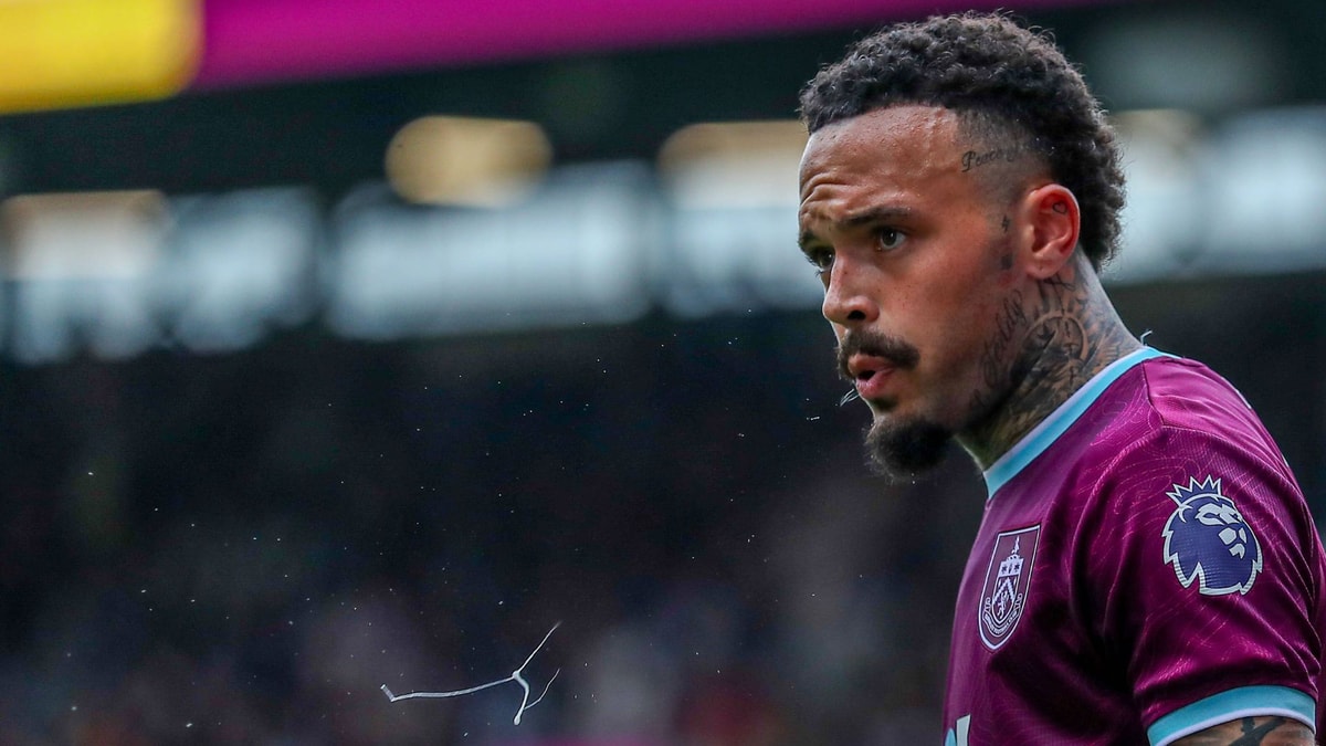 Quilindschy Hartman in het shirt van Burnley