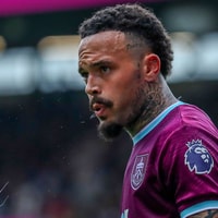 Quilindschy Hartman in het shirt van Burnley