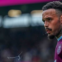 Quilindschy Hartman in het shirt van Burnley