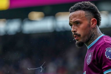 Quilindschy Hartman in het shirt van Burnley