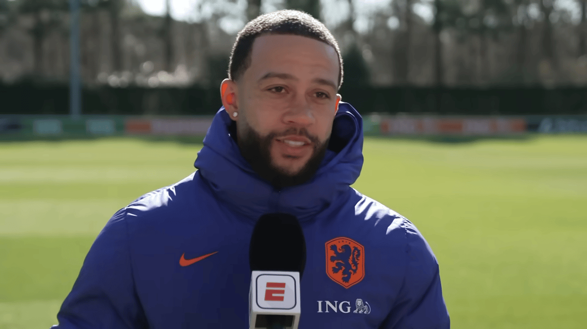 Memphis Depay voor de camera van ESPN