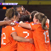 De Oranje Leeuwinnen vieren een doelpunt