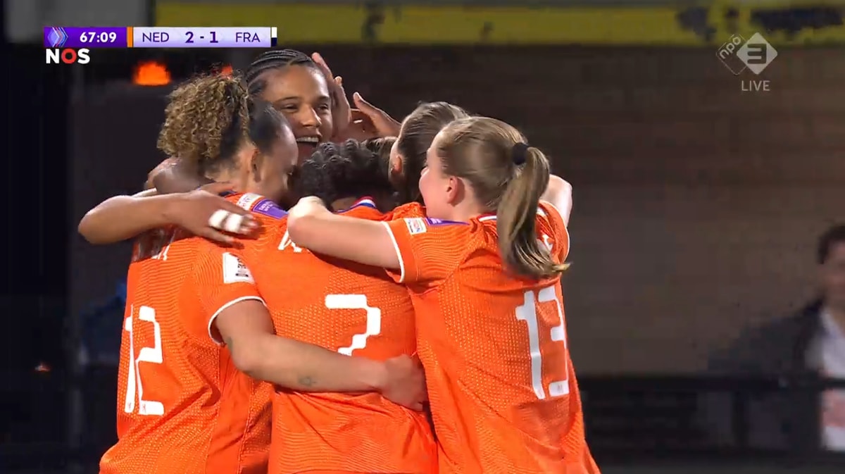 De Oranje Leeuwinnen vieren een doelpunt