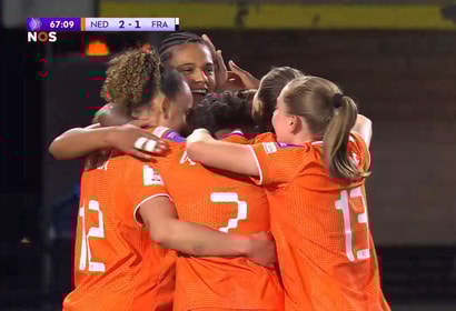 De Oranje Leeuwinnen vieren een doelpunt