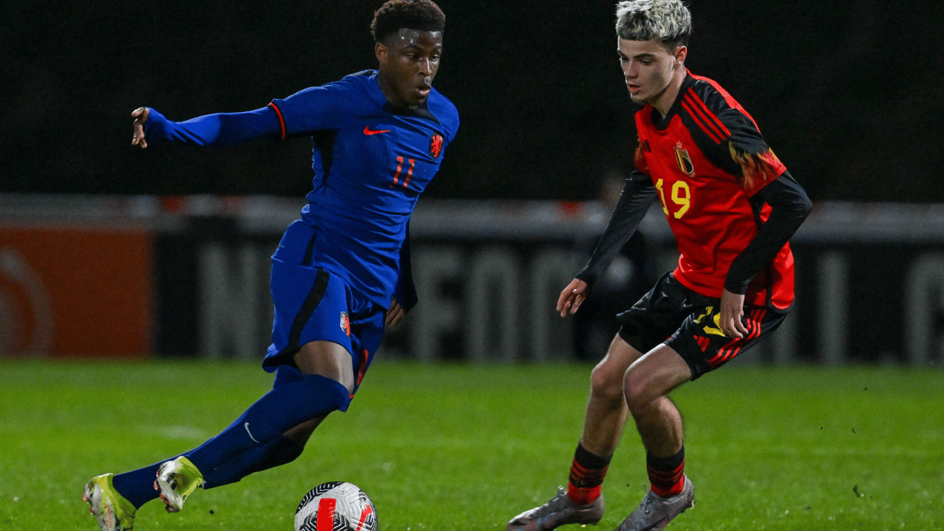 Isaac Babadi in actie voor Jong Oranje