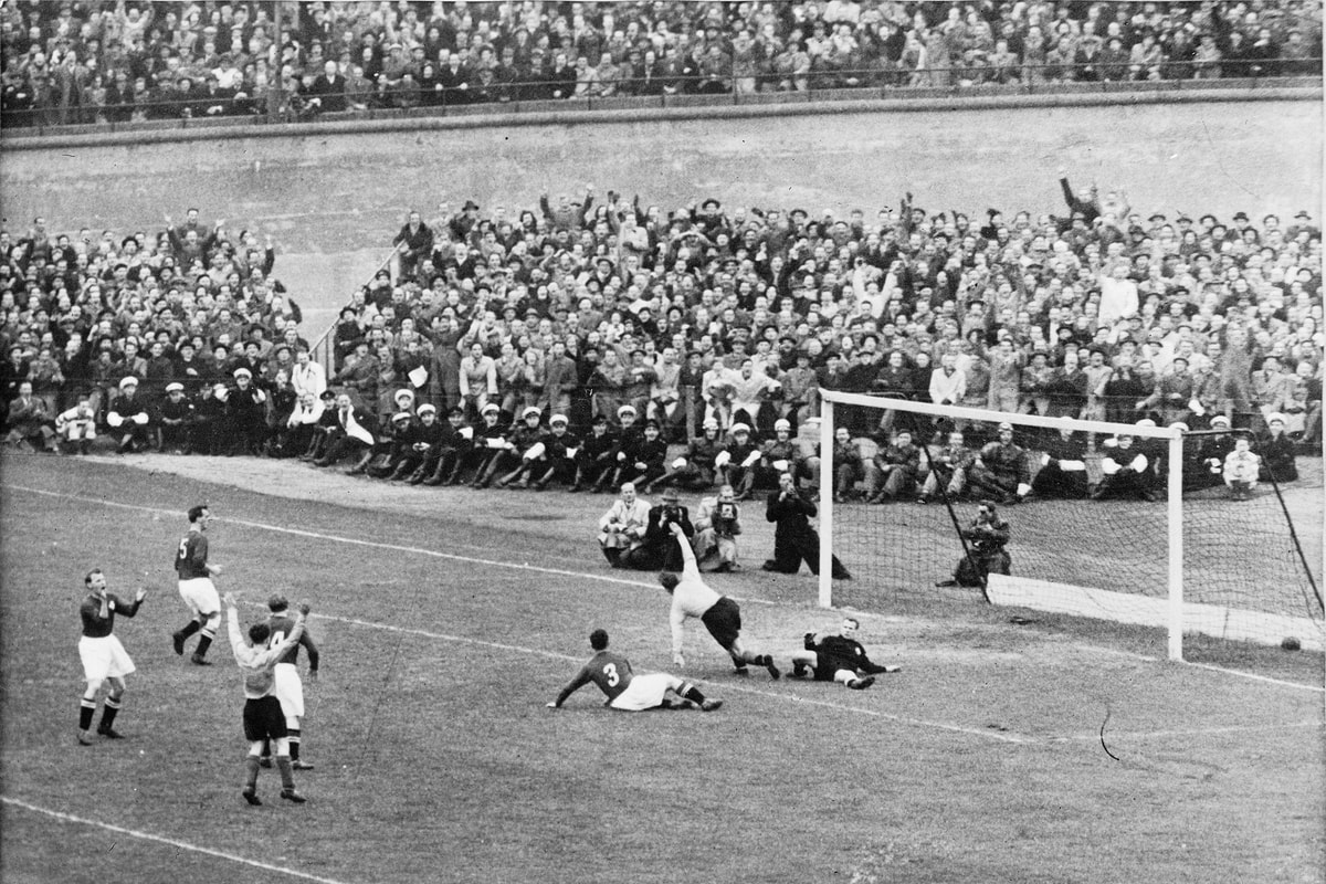Een interland van het Nederlands elftal in 1953.