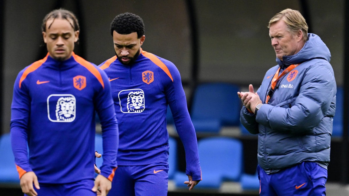 Memphis Depay en Ronald Koeman op de training van het Nederlands elftal