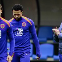 Memphis Depay en Ronald Koeman op de training van het Nederlands elftal