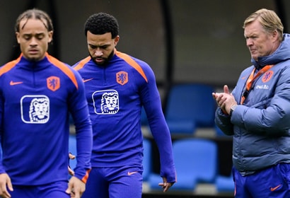 Memphis Depay en Ronald Koeman op de training van het Nederlands elftal