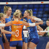 De Nederlandse volleybalsters hebben na een bloedstollende vijfsetter tegen Slovenië de kwartfinales van het EK bereikt.