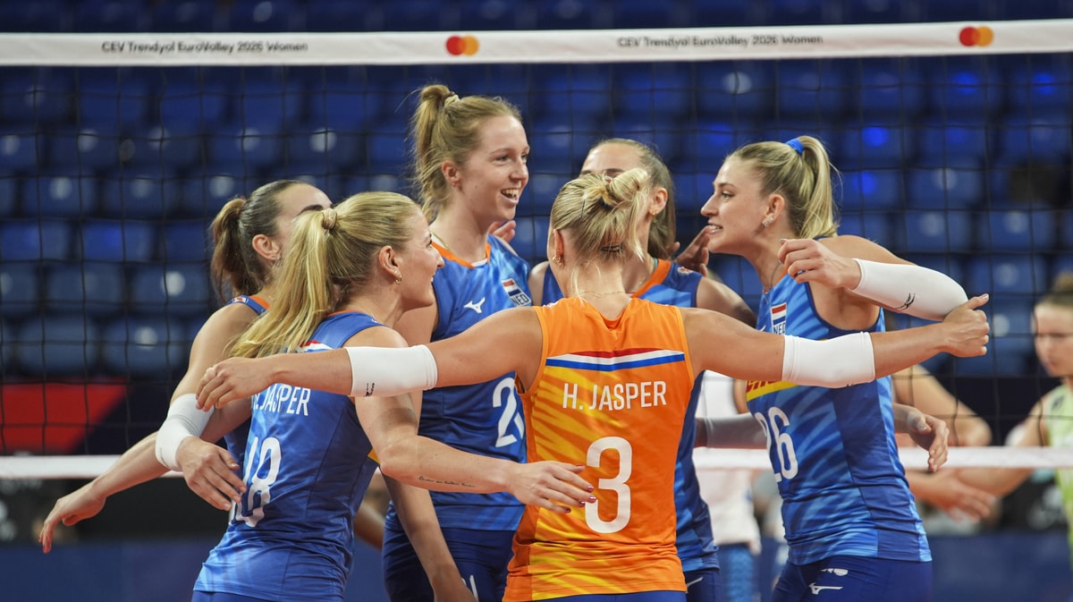 De Nederlandse volleybalsters hebben na een bloedstollende vijfsetter tegen Slovenië de kwartfinales van het EK bereikt.