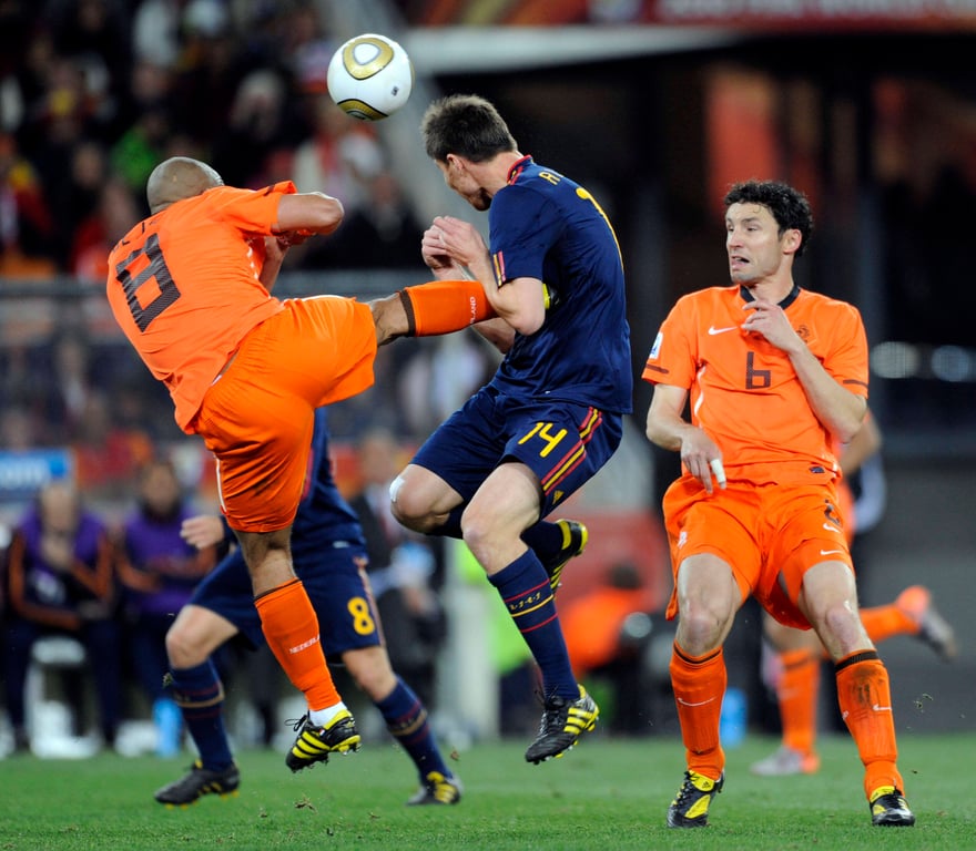 Xabi Alonso (Spanje) krijgt een flinke trap van Nigel de Jong (Nederland) tijdens de WK-finale in 2010.