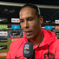 Virgil van Dijk voor de camera van de NOS