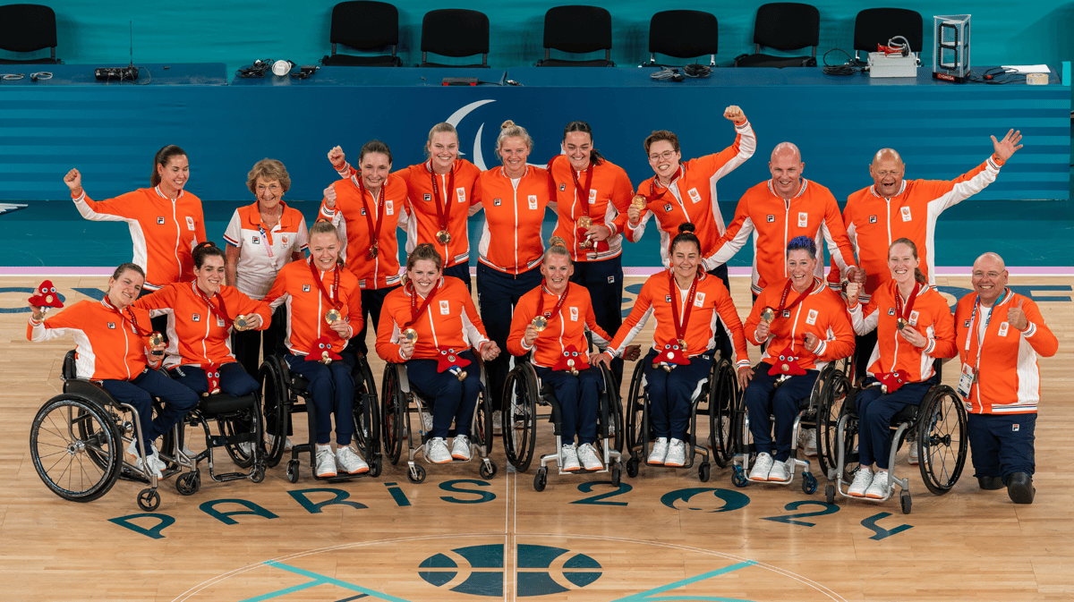 De Nederlandse rolstoelbasketballers veroveren Olympisch goud.