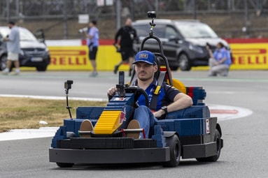 Max Verstappen haalt 100 karts in na bizarre start als 101e: 'Maakte me zorgen'