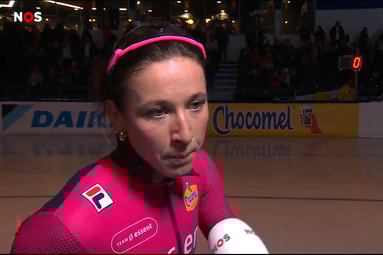 Suzanne Schulting voor de camera van de NOS