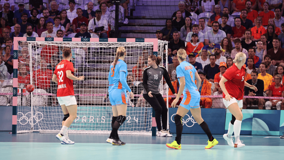 Nederlandse handbalvrouwen in actie op de Olympische Spelen in Parijs