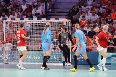 Nederlandse handbalvrouwen in actie op de Olympische Spelen in Parijs
