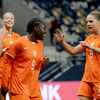Aymee Altena, Rochelity Dap en Anne Gelevert vieren een van de Oranjegoals tegen Hongarije. 