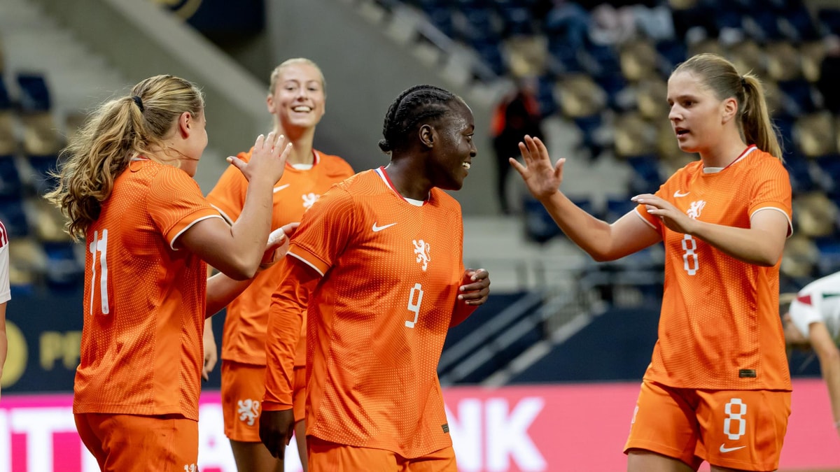 Aymee Altena, Rochelity Dap en Anne Gelevert vieren een van de Oranjegoals tegen Hongarije. 