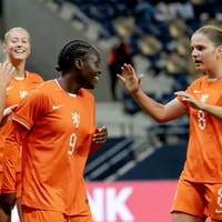 Aymee Altena, Rochelity Dap en Anne Gelevert vieren een van de Oranjegoals tegen Hongarije. 