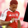 Jurriën Timber in het tenue van Arsenal, met de video van Jeremie Frimpong als inzet