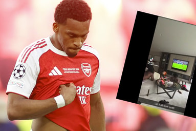 Jurriën Timber in het tenue van Arsenal, met de video van Jeremie Frimpong als inzet