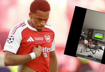 Jurriën Timber in het tenue van Arsenal, met de video van Jeremie Frimpong als inzet