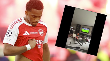 Jurriën Timber in het tenue van Arsenal, met de video van Jeremie Frimpong als inzet