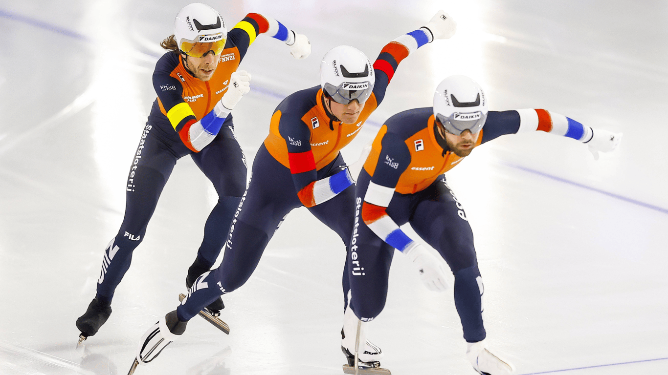 De mannen grijpen brons op de ploegenachtervolging