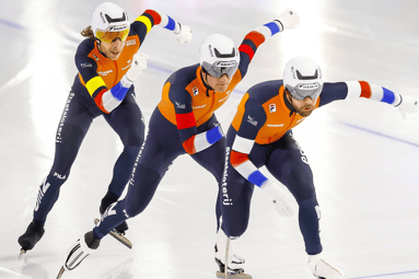 De mannen grijpen brons op de ploegenachtervolging