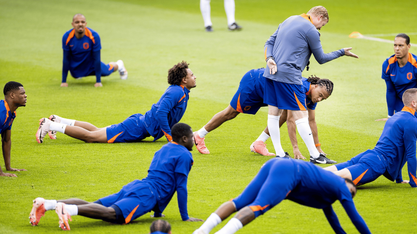 Het Nederlands elftal op een training in Wolfsburg