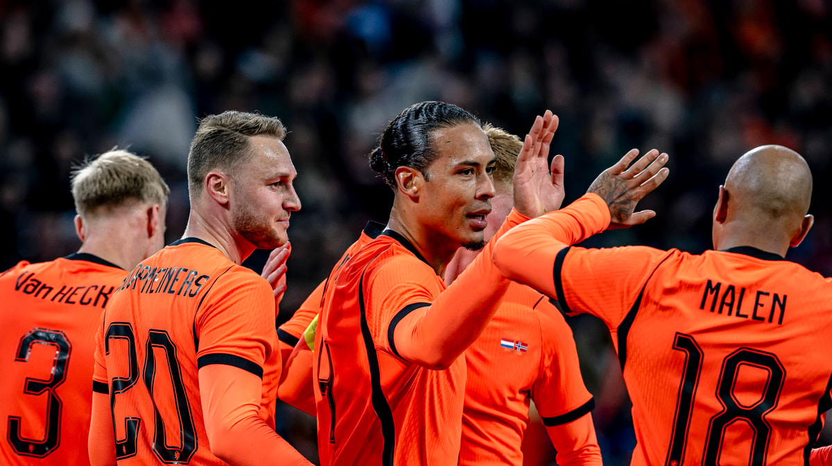Het Nederlands elftal viert een doelpunt