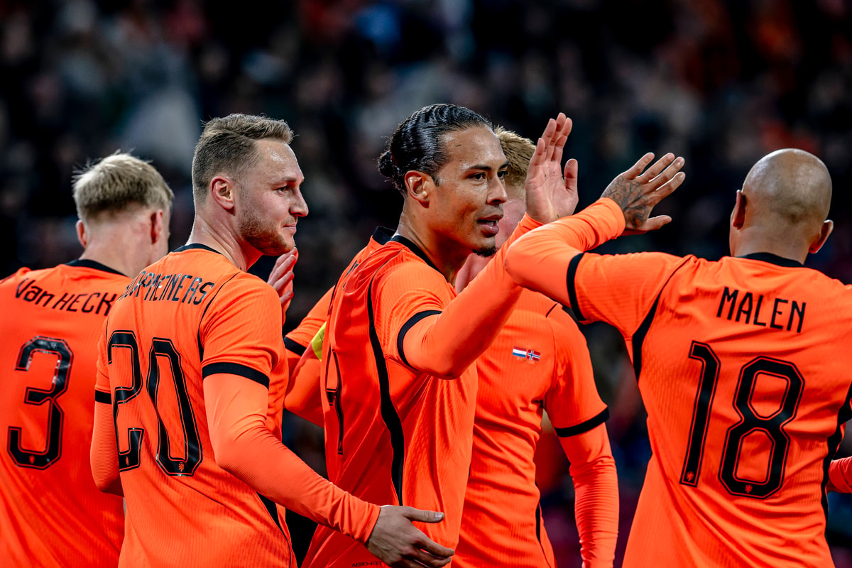 Het Nederlands elftal viert een doelpunt