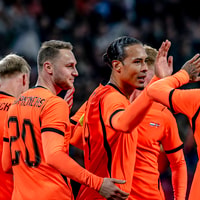 Het Nederlands elftal viert een doelpunt