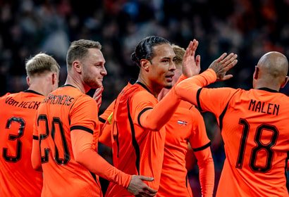 Het Nederlands elftal viert een doelpunt